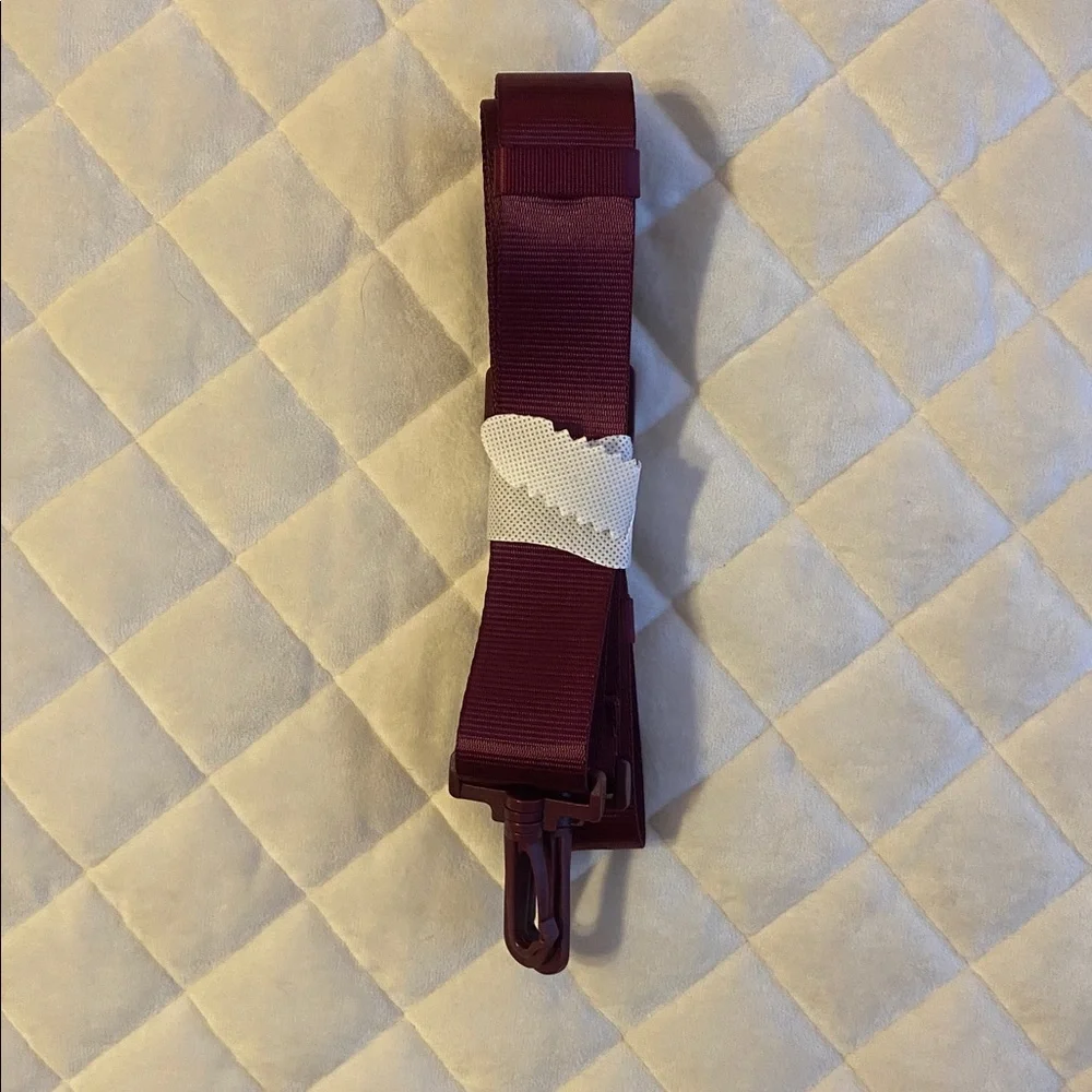 Fabletics The Everyday Tote in Berry Crush - Picture 9 of 13